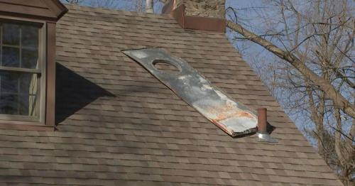 سقوط تکه ای از هواپیما به روی سقف خانه