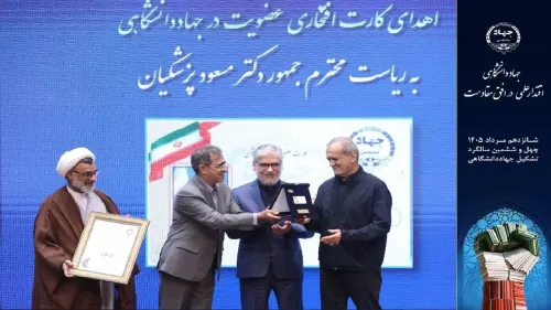 اعطای کارت عضویت افتخاری جهاددانشگاهی به رئیس دولت